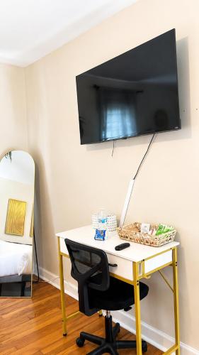 Cozy Private Queen Room 5 with Desk TV and WiFi near Yale in Hamden