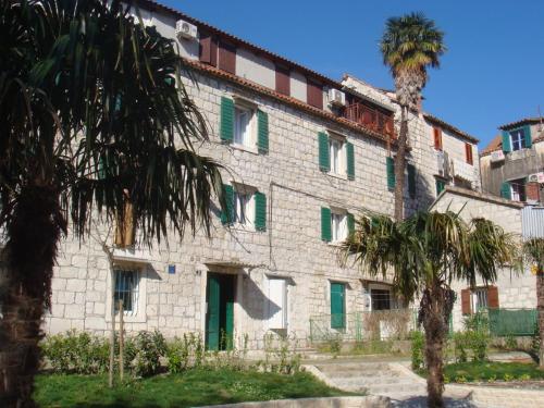 Royal Antique Apartment - image 2