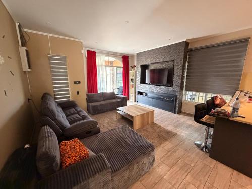 Cozy Family Retreat Secure Gated Home - image 5