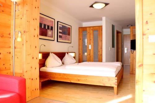 1 queen bed, 1 sofa bed
