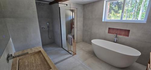 Bathroom, Domaine de Montecourt in Trefcon