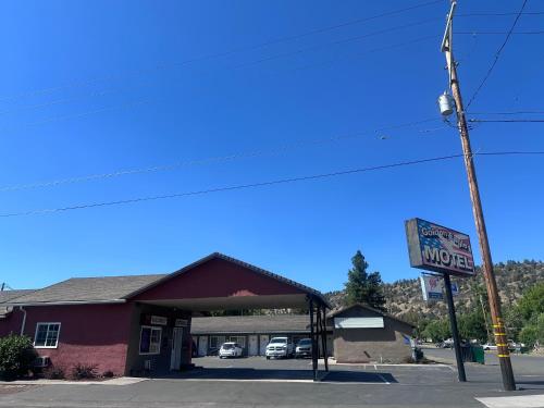 . Golden Eagle Motel