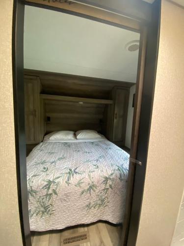1 queen bed, 1 bunk bed
