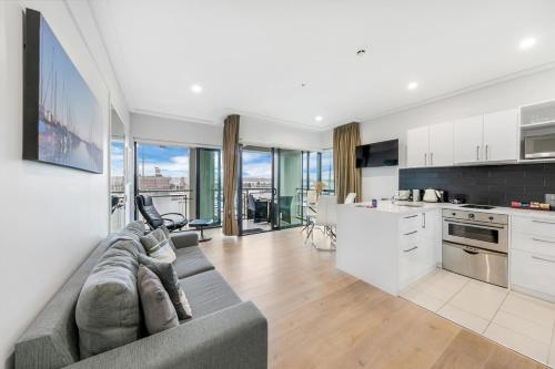 Sun Soaked Corner Apartment with Harbour View, Auckland