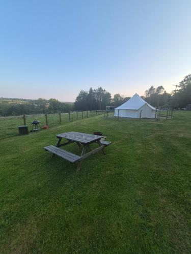 Viesnīcas āriene, Hendre Glamping Retreat- The Sparrow's Nest in Bwlch-y-groes
