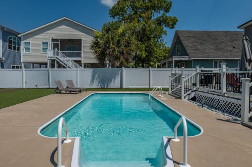 Immaculate Home With Putting Green And Private Pool! Pet Friendly 6 Bedroom- 4 Bath Duplex A&b - North Myrtle Beach, SC