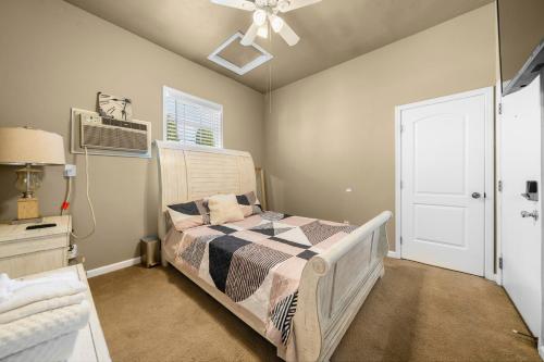 Ágy, Cozy 1 bdr, 1br apartment in Rosemont (CA)