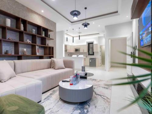 บริการและสิ่งอำนวยความสะดวก, Three BR Spacious Luxurious Flat in AlQirawan in อัลมาลกา