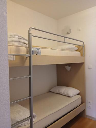 Appartement ski aux pieds, piscine et balcon