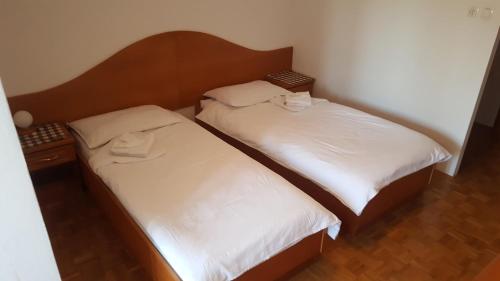 3 twin beds