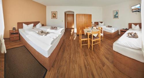 1 queen bed, 2 twin beds