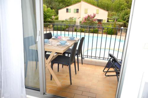 Joli T2 vue sur piscine pour 4, terrasse, parking, Beausset - Location saisonnière - Le Beausset