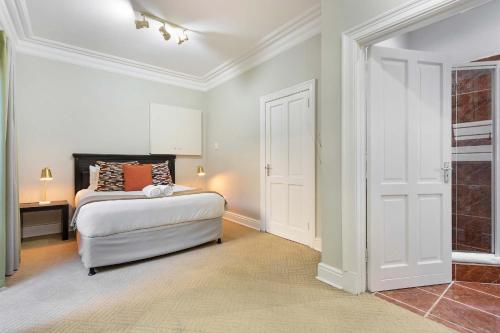 Beachside Villa - 2 minute walk to Camps Bay Beach - image 5