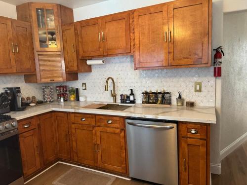 New Chic East LA Retreat-2 bedroom-Sleeps 7-Near DTLA-Car Rental