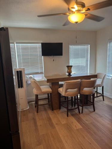 New Chic East LA Retreat-2 bedroom-Sleeps 7-Near DTLA-Car Rental