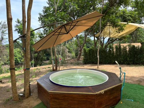 Riverside Glamping Resort Kanchanaburi in Lat Ya