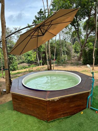 Riverside Glamping Resort Kanchanaburi in Lat Ya