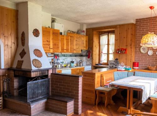 virtuve, Cozy house near Asei with garden and terrace in Sostegno