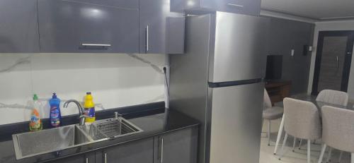 Appartement moderne de 3 chambres avec vue sur la mer et balcons, à 5 minutes à pied des plages (Appartement moderne de 3 chambres avec vue sur la mer et balcons, a 5 minutes a pied des plages) in 提格濟爾特