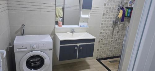 Appartement moderne de 3 chambres avec vue sur la mer et balcons, à 5 minutes à pied des plages (Appartement moderne de 3 chambres avec vue sur la mer et balcons, a 5 minutes a pied des plages) in 提格濟爾特