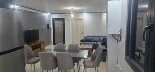 Appartement moderne de 3 chambres avec vue sur la mer et balcons, à 5 minutes à pied des plages (Appartement moderne de 3 chambres avec vue sur la mer et balcons, a 5 minutes a pied des plages) in 提格濟爾特