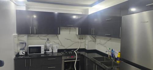Appartement moderne de 3 chambres avec vue sur la mer et balcons, à 5 minutes à pied des plages (Appartement moderne de 3 chambres avec vue sur la mer et balcons, a 5 minutes a pied des plages) in 提格濟爾特