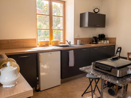 virtuve, Maison conviviale avec terrasse à Lévigny (Maison conviviale avec terrasse a Levigny) in Arsonvala