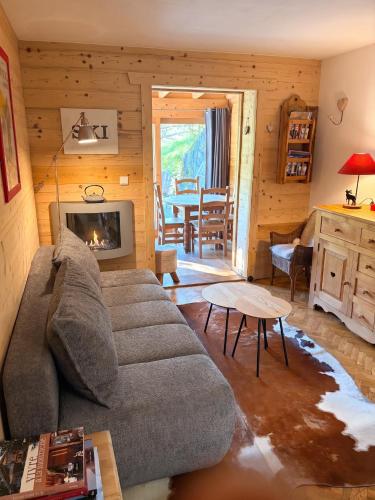 Chalet chaleureux à Courchevel avec vue sur la montagne (Chalet chaleureux a Courchevel avec vue sur la montagne) in Courchevel
