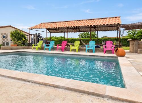 Bungalow confortable à Arles avec piscine