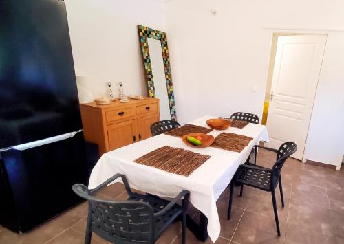 ทางเข้า, Appartement charmant à Sainte-Rose avec terrasse et jardin – 65 m² (Appartement charmant a Sainte-Rose avec terrasse et jardin – 65 m²) in ซานต์ โรเซ