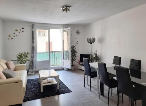 Appartement lumineux dans le centre de Digne-les-Bains avec balcon.