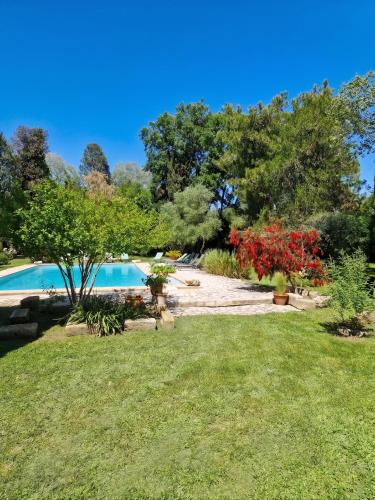 Appartement spacieux à Arles avec piscine et jardin partagé