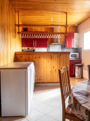 köök, Chalet chaleureux à Darazac avec jardin de 60 m² (Chalet chaleureux a Darazac avec jardin de 60 m²) in Figeac