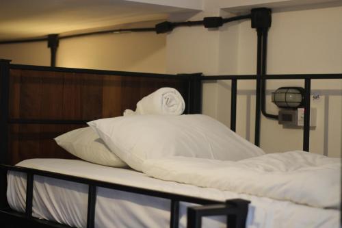 ห้องพักรวมชายหญิงแบบ 8 เตียง (8-Bed Mixed Dormitory Room)