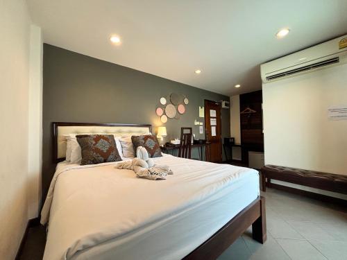 ห้องดีลักซ์เตียงใหญ่พร้อมระเบียง (Deluxe Double Room with Balcony)