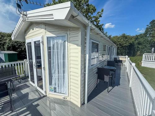 Iekārtas, Beautiful Caravan With Decking & Wifi At Carlton Meres Park Ref 60002R in Rendham