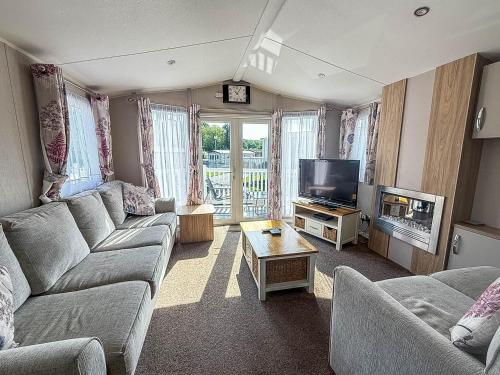 Beautiful Caravan With Decking & Wifi At Carlton Meres Park Ref 60002R in Rendham
