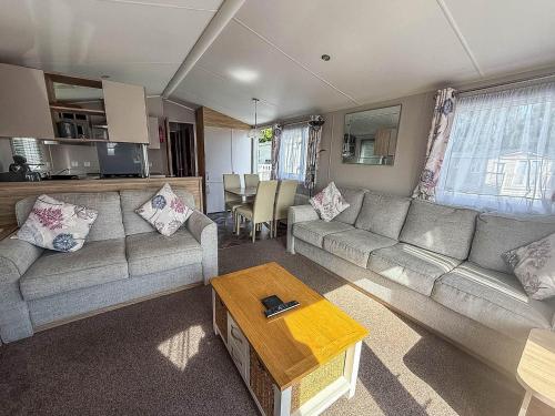 Beautiful Caravan With Decking & Wifi At Carlton Meres Park Ref 60002R in Rendham
