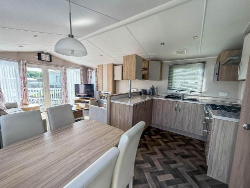 virtuve, Beautiful Caravan With Decking & Wifi At Carlton Meres Park Ref 60002R in Rendham