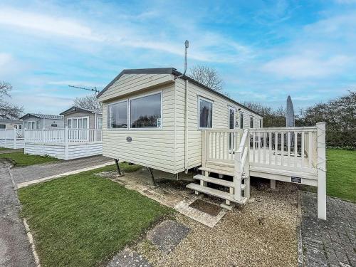 Istaba viesiem, Lovely Caravan With Side Decking At Carlton Meres Holiday Park Ref 60038O in Rendham