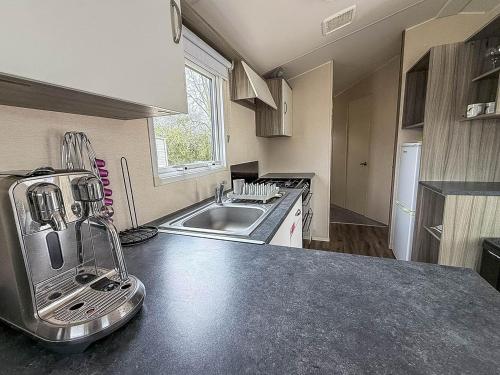 virtuve, Lovely Caravan With Side Decking At Carlton Meres Holiday Park Ref 60038O in Rendham