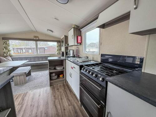 virtuve, Lovely Caravan With Side Decking At Carlton Meres Holiday Park Ref 60038O in Rendham