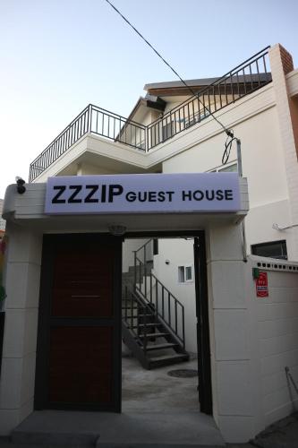 Zzzip Guesthouse in Hongdae, Seul