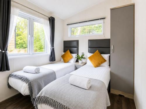 2 bedrooms, 4 beds