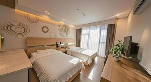 GreenTree Inn Xining Jianguo Road Railway Station Express Hotel – Xining, CO
