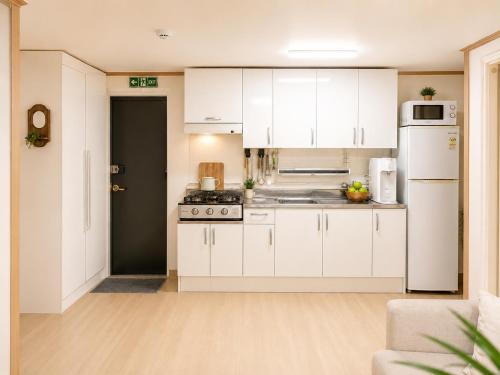Sadanghae - Sunny 3BR Home in a Quiet Residential Area, 10 Minutes from Gangnam