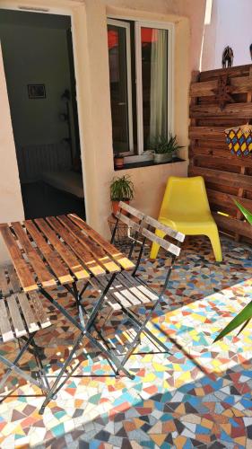 Duplex frais, terrasse ombragée, proche remparts