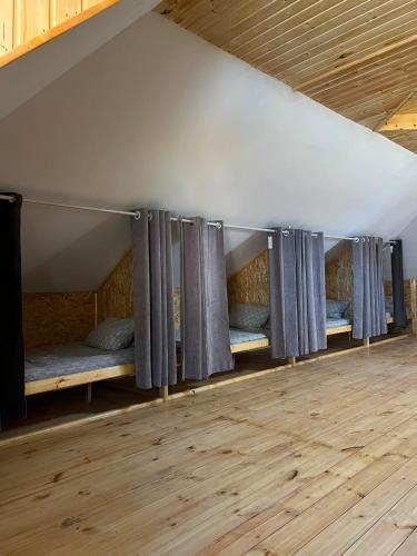 6 twin beds
