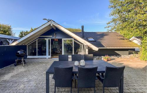  3 Bedroom Beach Front Home In Sydals in Skovby