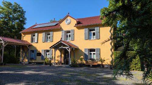 Haus Eveline - Ferienwohnungen unterhalb der Wartburg - - Gerstungen Haus Eveline - Ferienwohnungen unterhalb der Wartburg - - Gerstungen